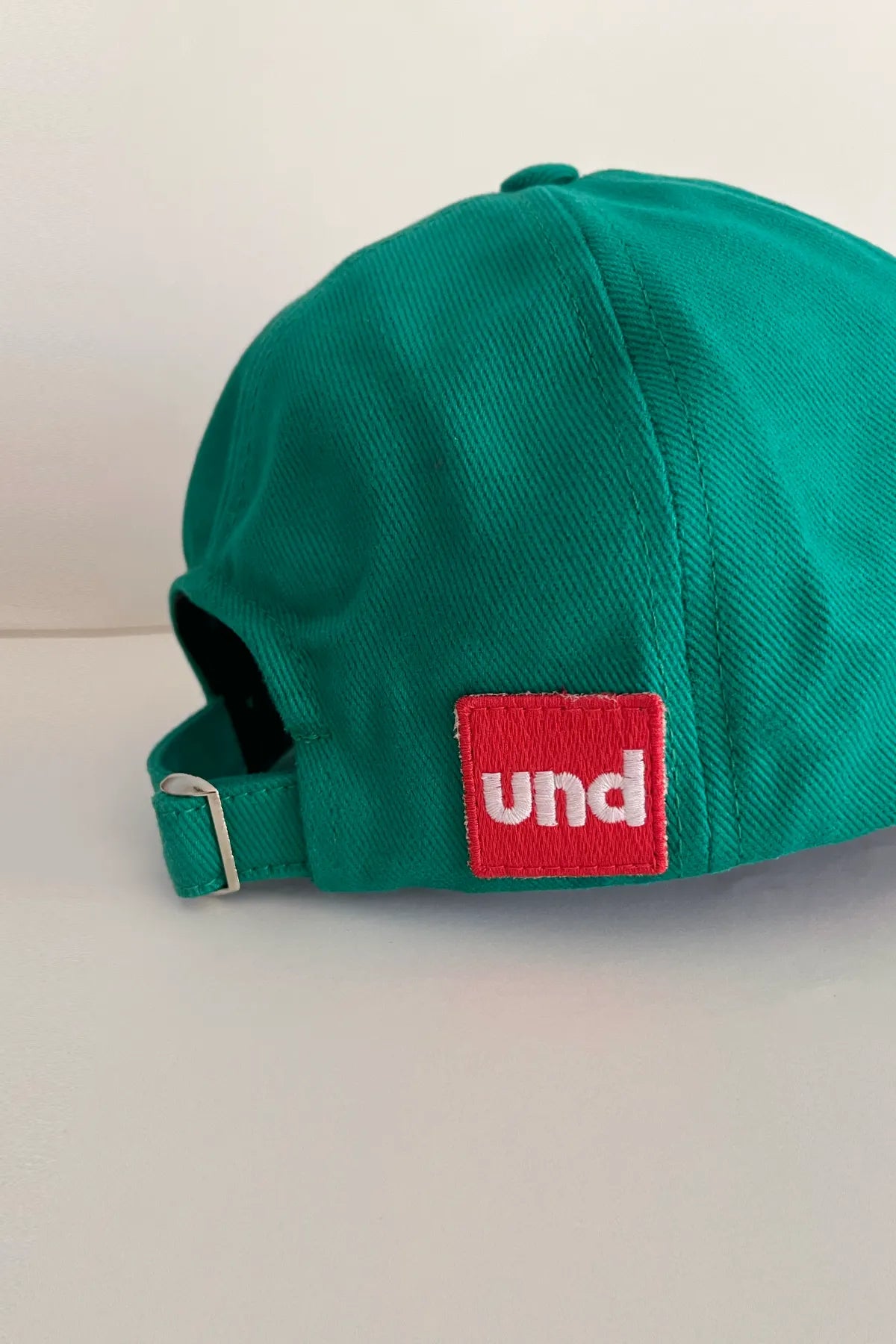 Und green cap with "Kader und Kısmet" embroidery