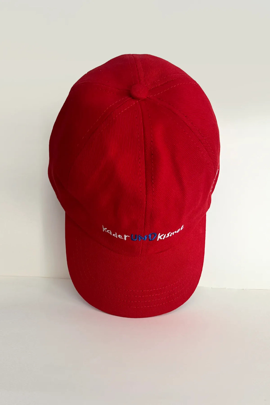 Und red cap with "Kader und Kısmet" embroidery