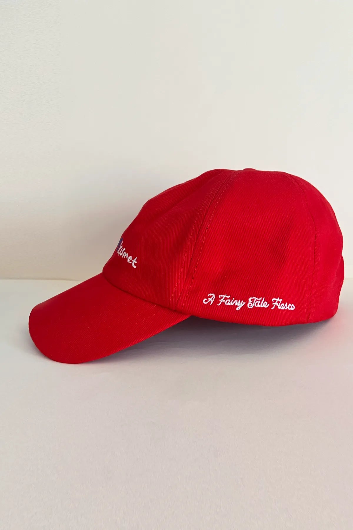 Und red cap with "Kader und Kısmet" embroidery