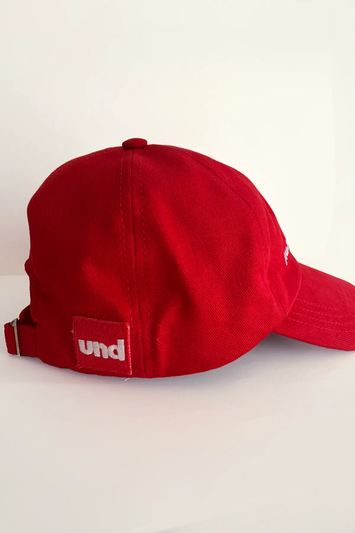 Und red cap with "Kader und Kısmet" embroidery