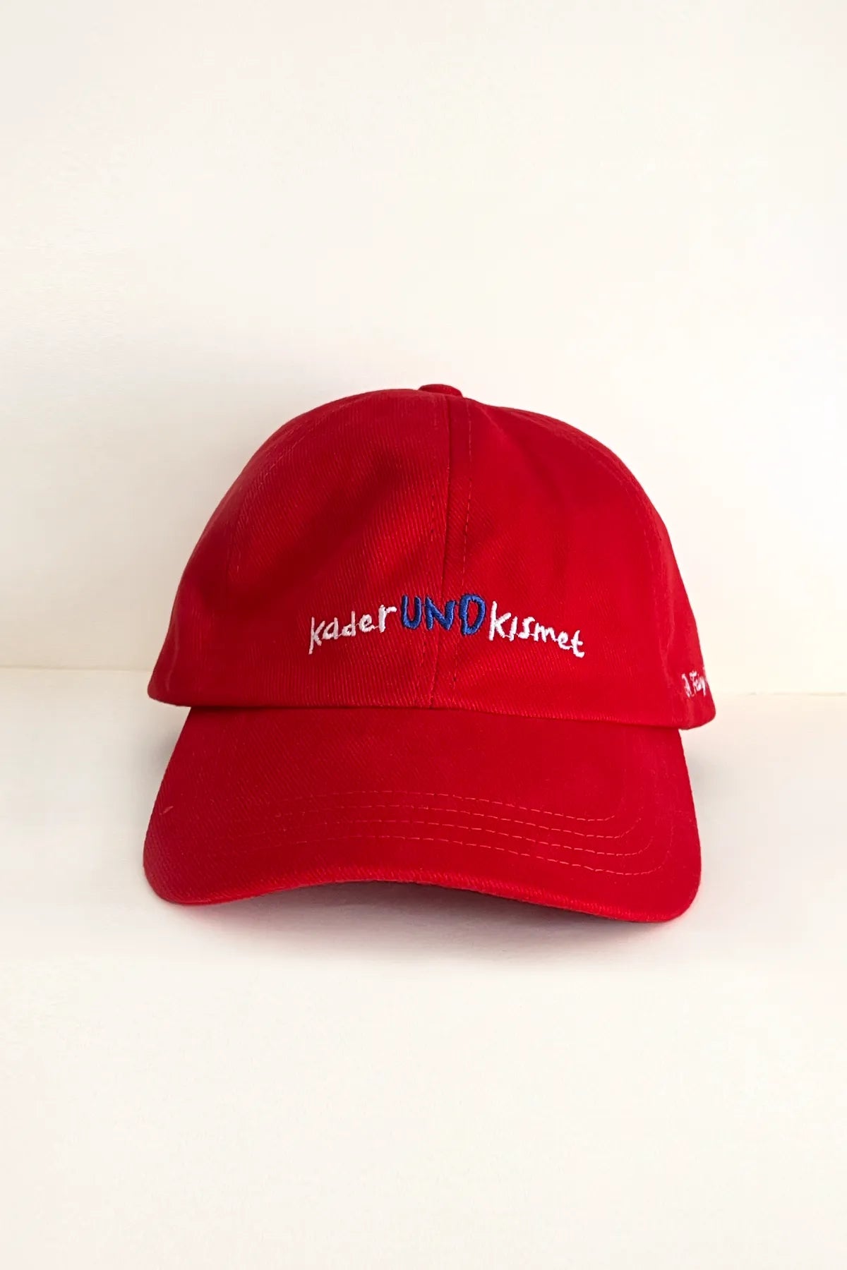 Und red cap with "Kader und Kısmet" embroidery