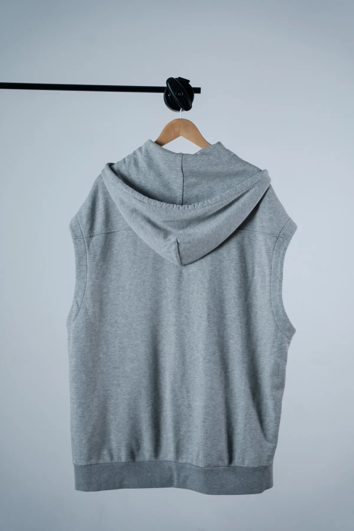 Und grey melange sweat vest with "Red Und Badge"