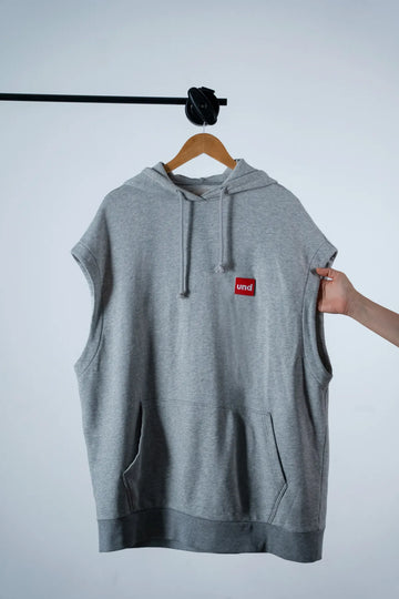 Und grey melange sweat vest with "Red Und Badge"
