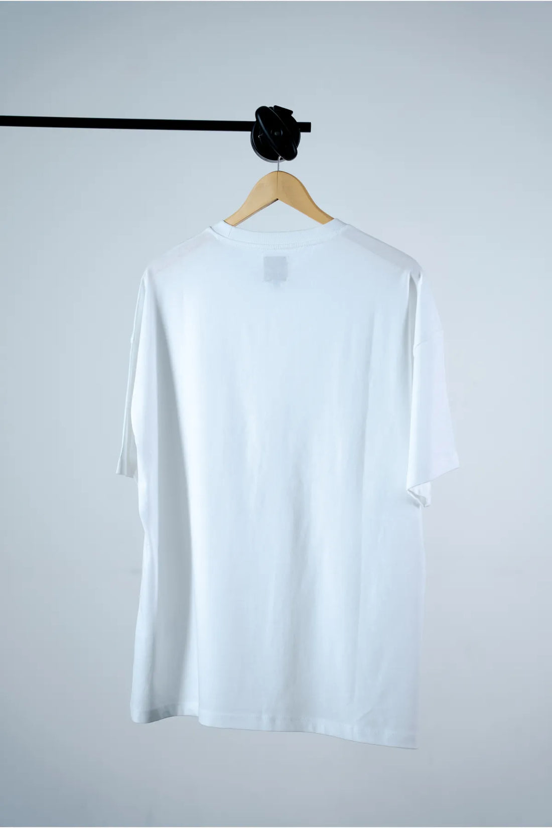 Und white T-shirt with "Und Rose Embroidery in Blue Badge"